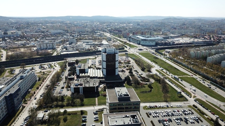 Inwestor szykuje się do budowy trzech wieżowców z biurami i mieszkaniami przy alei Solidarności w Kielcach, obok dawnego Exbudu [ZDJĘCIA]