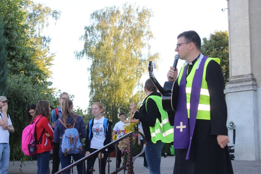 V Nocna Piesza Pielgrzymka wokół Jeziora "Błędno",  pod hasłem „Napełnieni Duchem Świętym”