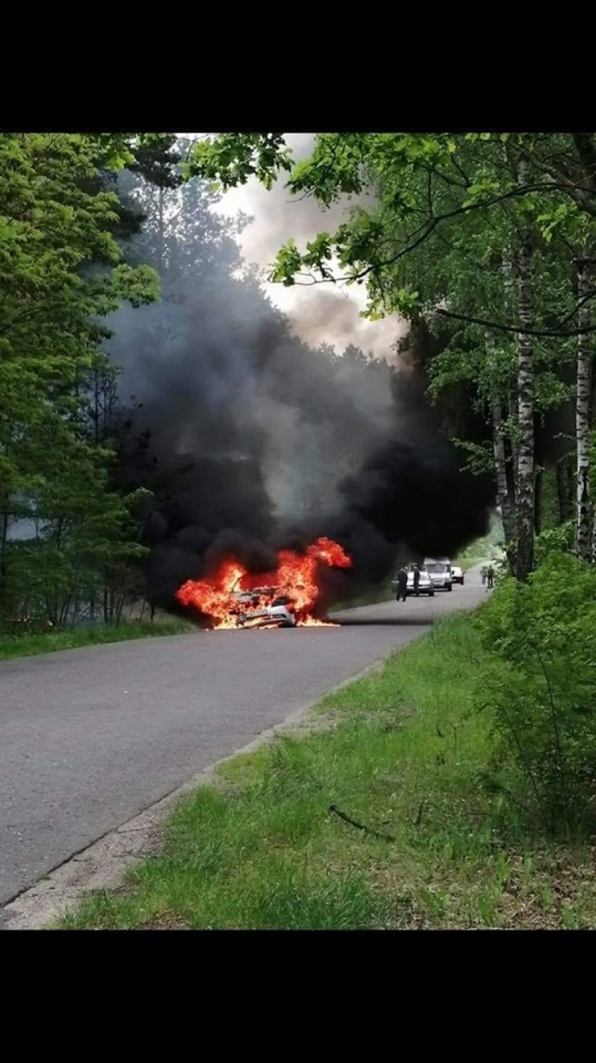 We Wróblewie doszczętnie spłonęło auto. Kierowcy udało się wydostać z samochodu[FOTO]