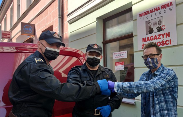 Strażacy z komendy PSP w Piotrkowie przekazali żywność dla Widzialnej Ręki
