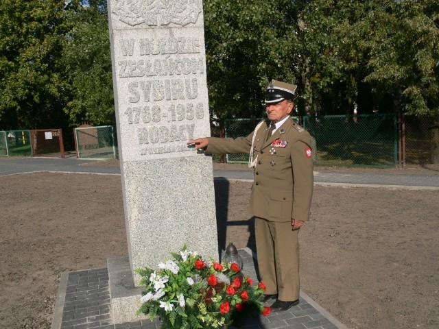 Płk Roman Stasiak, prezes Związku Sybiraków, przed pomnikiem W Hołdzie Zesłańcom Sybiru w Tomaszowie