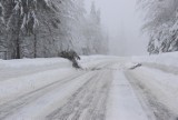 Trudne warunki drogowe panują w Szczyrku: Droga na Salmopol zablokowana. 