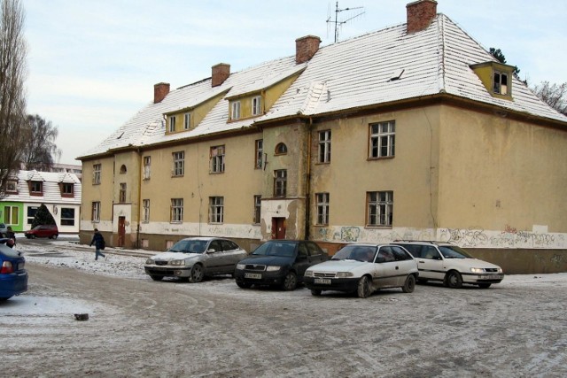 Rozpoczął się nowy rok szkolny. Warto zobaczyć w jakich warunkach uczyli się rodzice i dziadkowie obecnych uczniów. Spora część mieszkańców Ustki ukończyła tą Alma Mater, zwaną w tamtych czasach po prostu budą i wspomina z rozrzewnienie młode lata.  Największym jej mankamentem był brak sali gimnastycznej. Zajęcia z WF-u odbywały się na korytarzu, a w cieplejsze dni na boisku. W 1972 Szkoła Podstawowa NR 2 jak pierwsza w Polsce, otrzymała imię bohaterskiego dowódcy obrony Westerplatte, komandora Franciszka Dąbrowskiego. Rozebrana została  zimą w 2010 roku, teraz jest tam  POLOmarket.  Piszcie w komentarzach swoje wspomnienia.