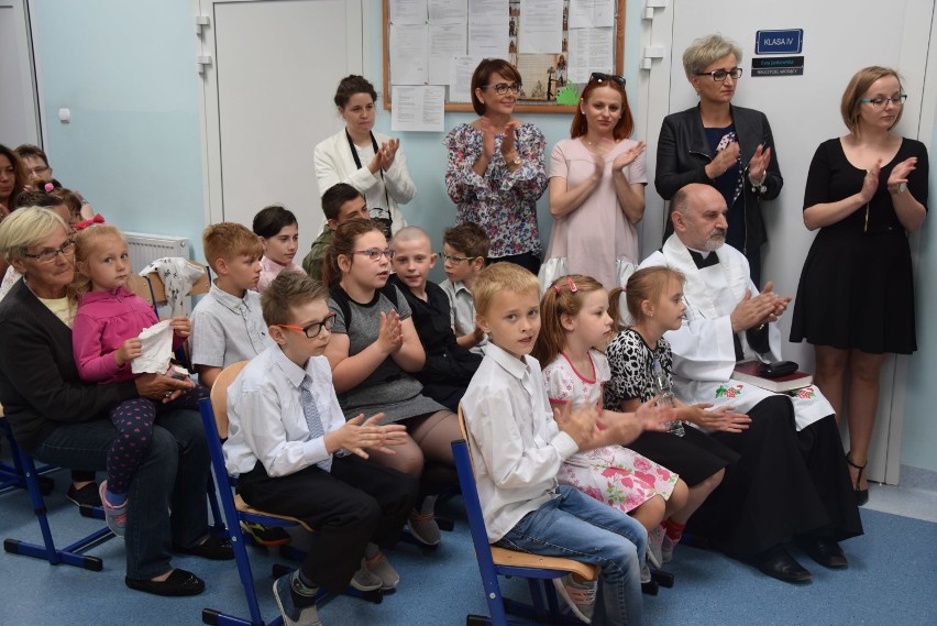 Szkoła Podstawowa w Kamnicy ma swojego patrona. Został nim Karol Wojtyła (FOTO)