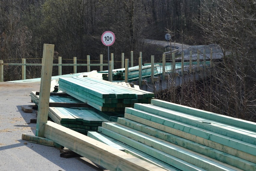 Trwa remont drewnianego mostu na Potoku Bielańskim na...