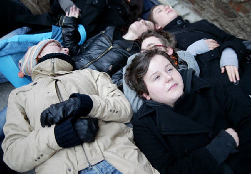 Leżący protest studentów przeciwko zmianom w ustawie o szkolnictwie wyższym