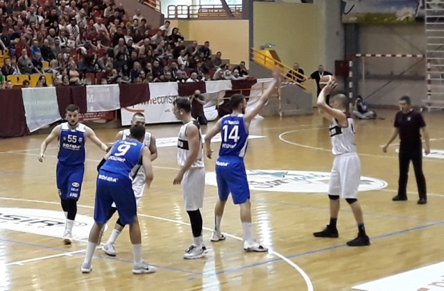 Spójnia Stargard gra w play off przeciwko Basketowi Poznań. Wygrywa rywalizację 1:0.
