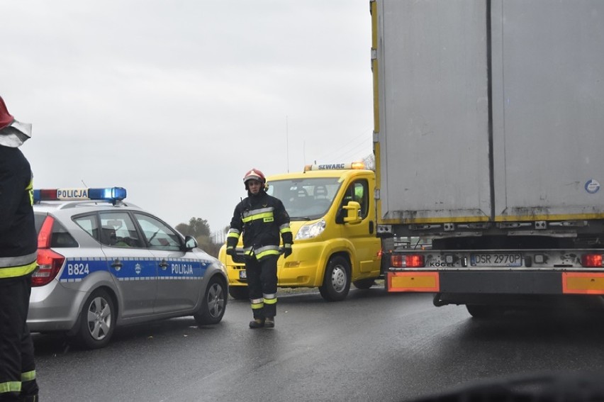 Wypadek na przejeździe kolejowym tuż za Legnicą [ZDJĘCIA]