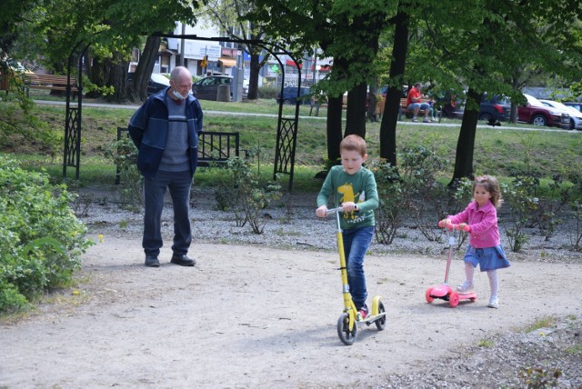 Park Róż w towarzystwie dziadka Michała Stencla odwiedzają często Amelka i Kacper