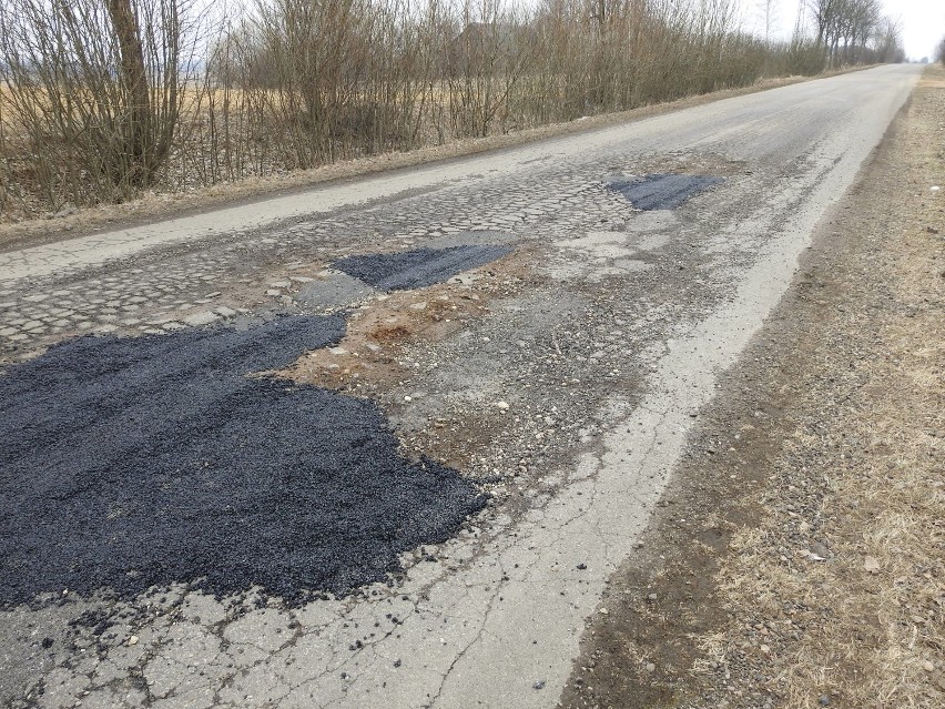 Wyrwa w drodze powiatowej Makowlany - Jałówka.