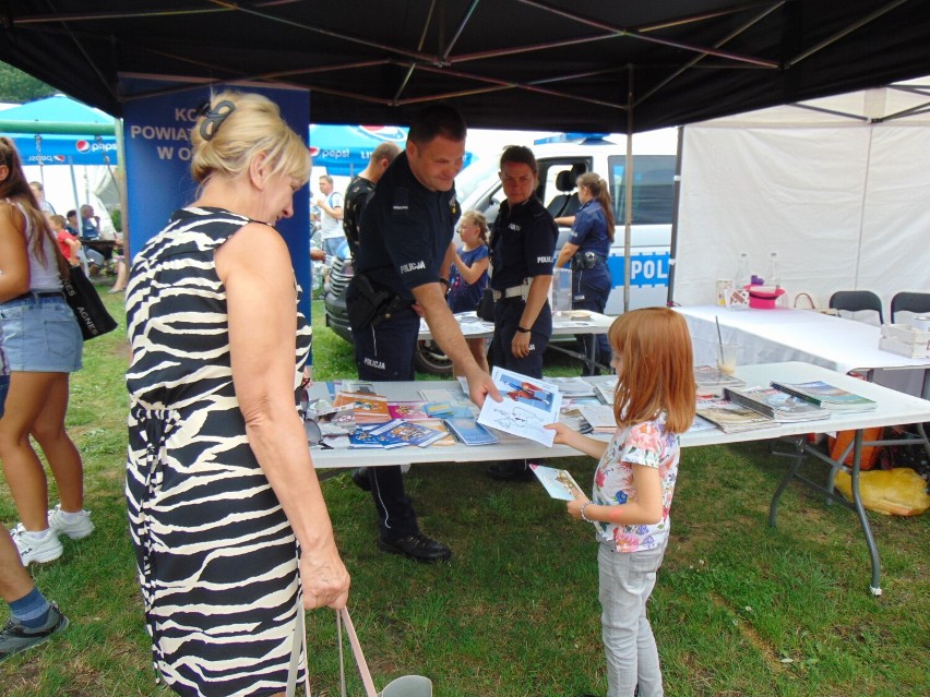 Libiąż. Policjanci promowali bezpieczeństwo podczas charytatywnego pikniku na rzecz leczenia chorej Milenki z Bobrka