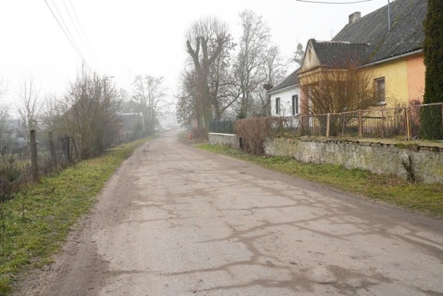 Remontowany odcinek w Komierowie prowadzi do bloków, a jedna z jej odnóg także do świetlicy wiejskiej.