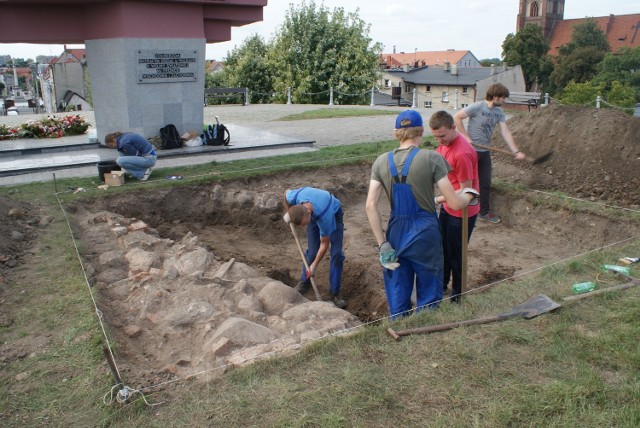 Góra Zamkowa w Gostyniu. Badacze natrafili na fundamenty zamku z XIV-XV wieku.