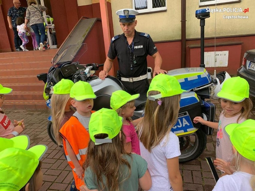 Częstochowscy policjanci uczą najmłodszych zasad bezpieczeństwa na drodze
