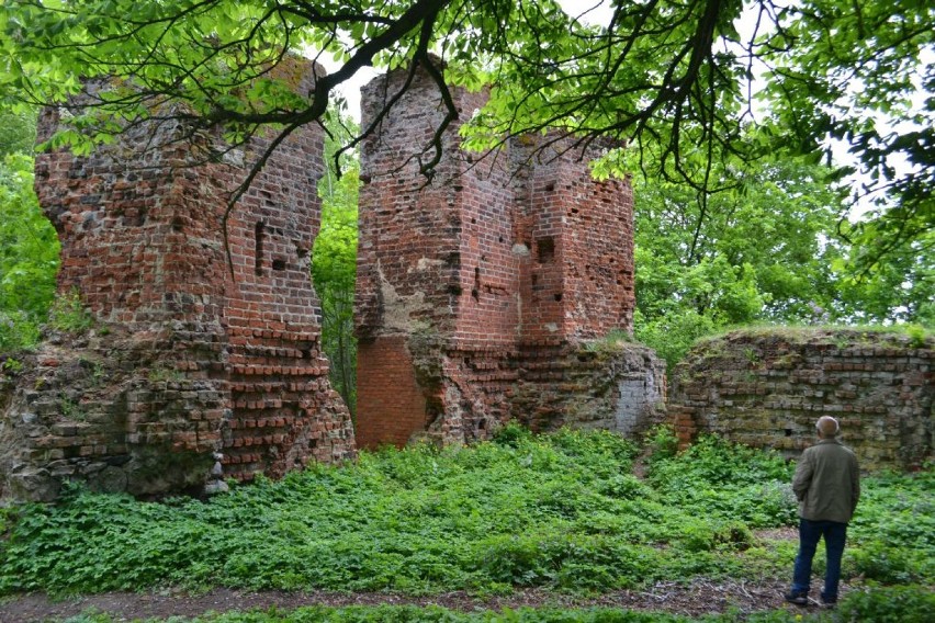 Opuszczone przez właścicieli są ruiny zamku krzyżackiego w...