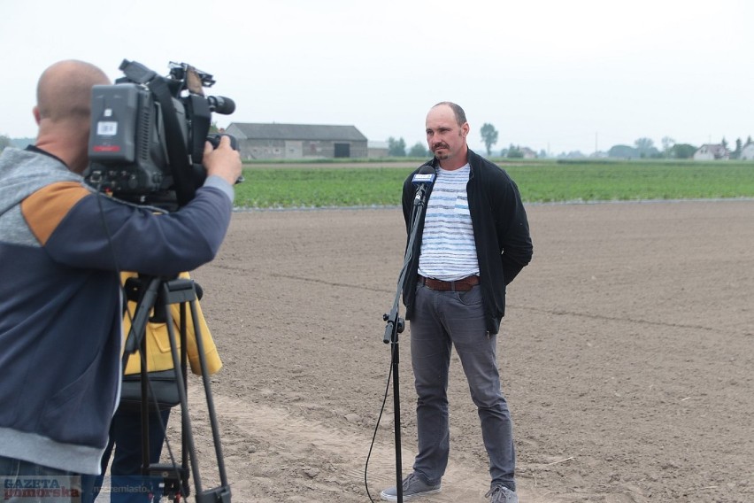 W powiecie lipnowskim minister rolnictwa dał przykład nauczycielom, jak zbierać truskawki [zdjęcia, wideo] 