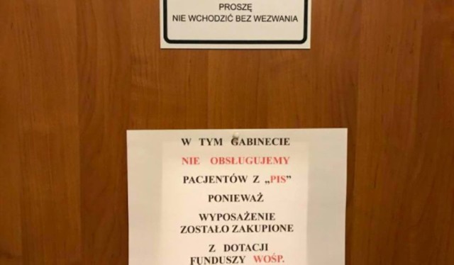 - W tym gabinecie nie obsługujemy pacjentów z "PiS" - taki napis miał się znaleźć w styczniu na drzwiach lekarza pracującego m.in. w Rumi. Zdjęcie obiegło media w całej Polsce, tymczasem przychodnia, w której można było spotkać doktora, zaprzeczyła. 
- Szanowni pacjenci, wywieszka na drzwiach umieszczona na stronie internetowej nie pochodzi z przychodni  czytamy w komunikacie. - Każdy pacjent jest dla nas ważny.
Z czasem okazało się, że domniemana wywieszka była żartem, a media, które pierwsze zainteresowały się sprawą... nawet nie zweryfikowały tej informacji.