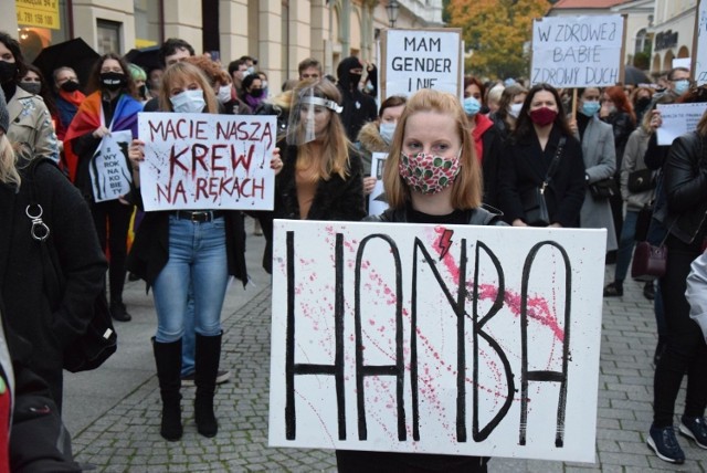 Od kilku dni na terenie całego kraju trwają protesty kobiet przeciwko ustawie antyaborcyjnej