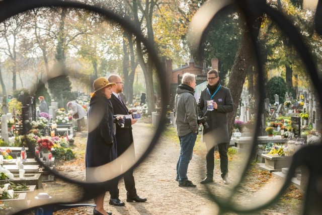 Kwesta w Bydgoszczy podczas Wszystkich Świętych na cmentarzu starofarnym 2 listopada 2019