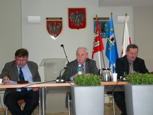 Od lewej: Leszek Bierła - dyrektor Powiatowegioo Urzędu Pracy w Pleszewie, Tadeusz Rak - prezes Pleszewskiej Izby Gospodarczej, Michał Karalus - starosta pleszewski