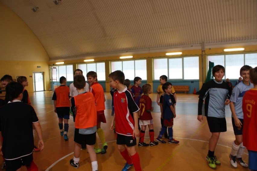 Ferie 2013 Wodzisław: Dzieci grają w piłkę halową