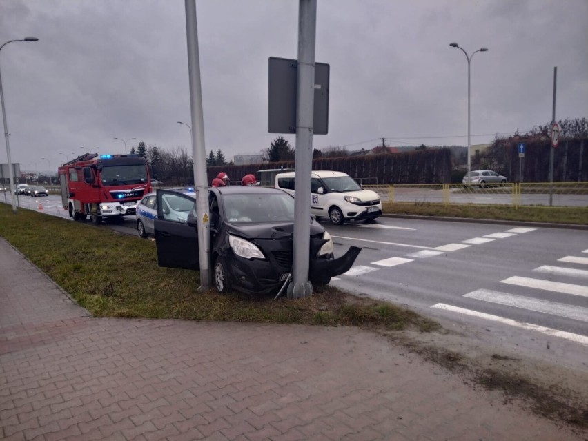 Na ulicy Krakowssiej samochód uderzył w latarnię
