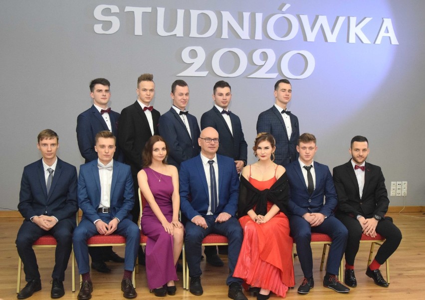 Malbork. Studniówka 2020 w ZSP 3 Malbork [ZDJĘCIA cz. 2]. Pamiątkowe fotografie klasowe