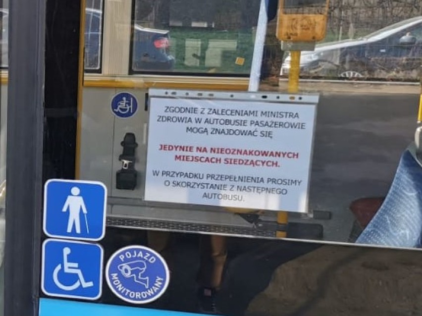 Legnicka policja prowadzi kontrole autobusów, sprawdzając przestrzeganie nowych zasad