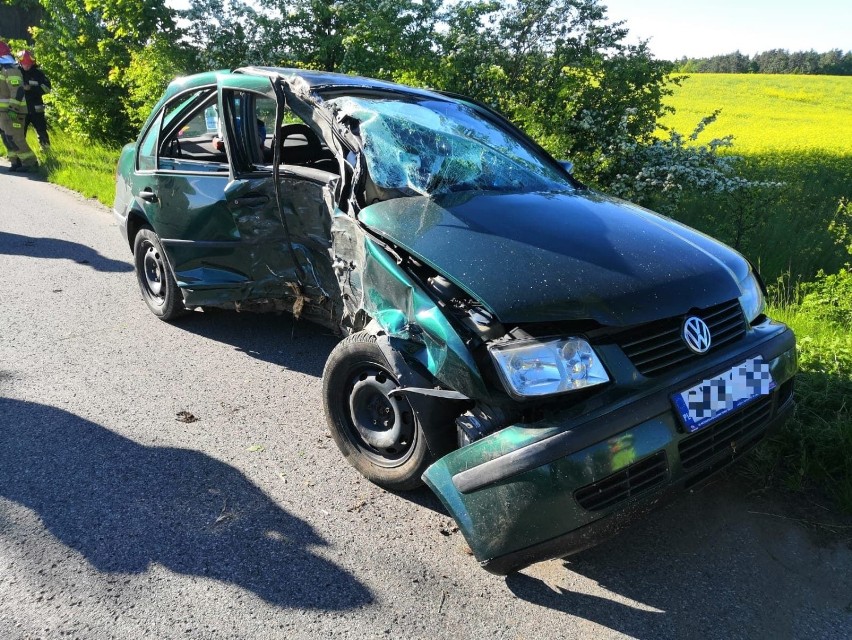 Wypadek w Szembruku. Samochód uderzył w drzewo [zdjęcia]