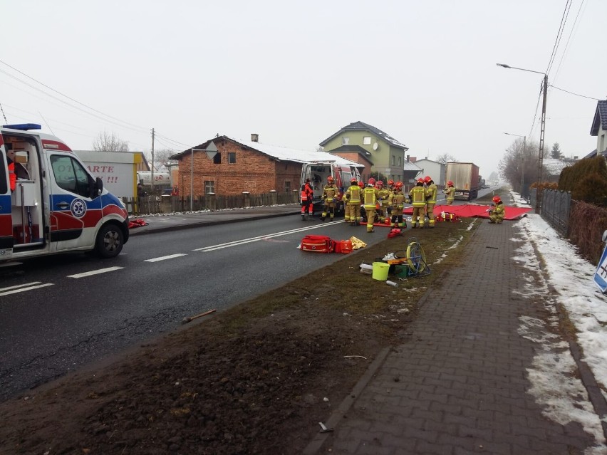 Wypadek w Glinicy na DK11 - zdjęcia. Ciężarówka przewożąca węgiel uderzyła w kosz podnośnika, w którym były dwie osoby. Droga była zablokowa