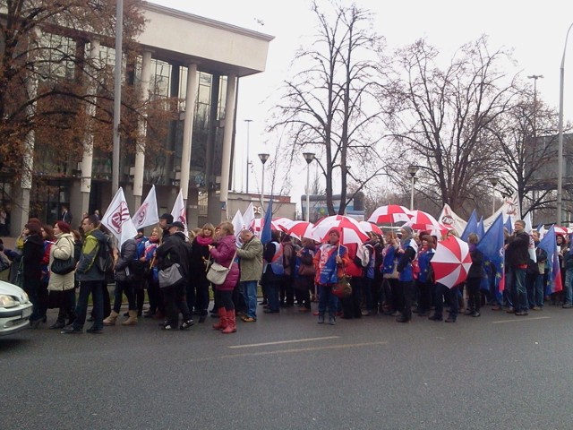 Miejscem zbi&oacute;rki protestujących nauczycieli z ZNP były okolice warszawskiego Torwaru. Fot. Krzysztof Krzak
