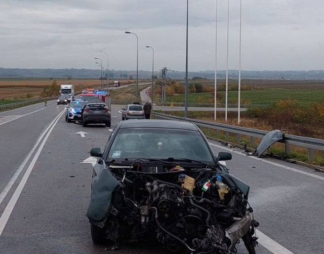 We wtorek, 18 października, na drodze krajowej nr 90 na odcinku Kwidzyn-Jeleń doszło do zderzenia dwóch samochodów osobowych. Ruch odbywał się wahadłowo.