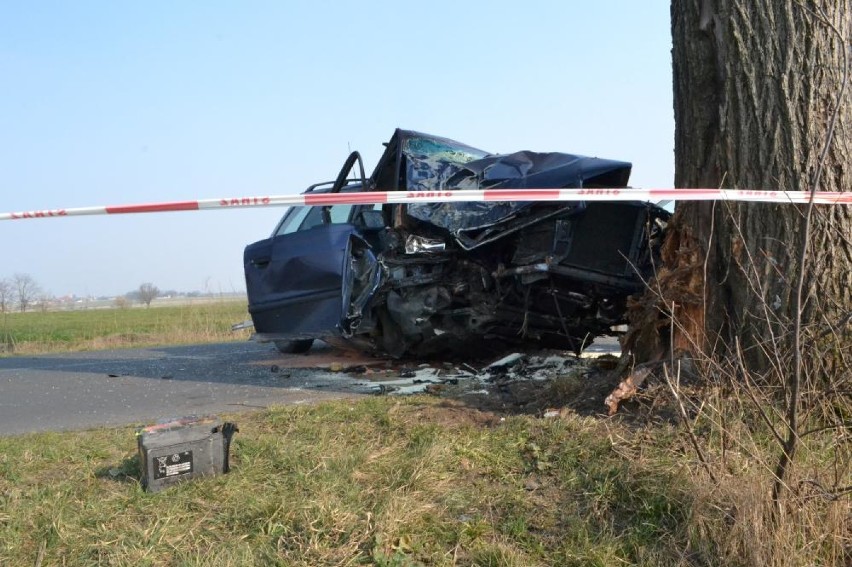 Wypadek w Raszkowie. Mieszkaniec powiatu jarocińskiego uderzył autem w drzewo [ZDJĘCIA]