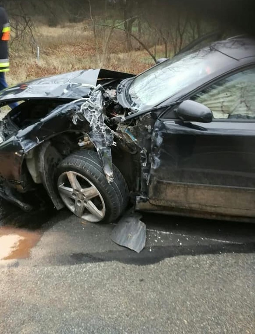 Półwieś: autobus zderzył się z osobowym audi [ZDJĘCIA]