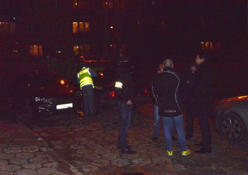 Kulisy policyjnej akcji w Kielcach: Ranny policjant, strzał ostrzegawczy i poszukiwania zbiega