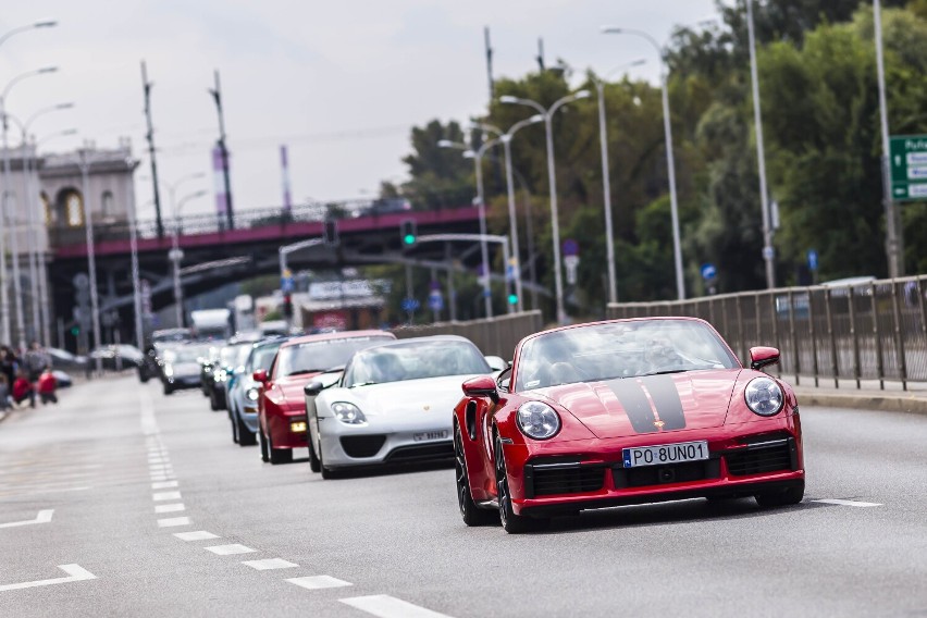 Święto fanów luksusowej marki samochodów zaczęło się w Warszawie. Zobaczcie zdjęcia z wyjazdu Porsche Parade