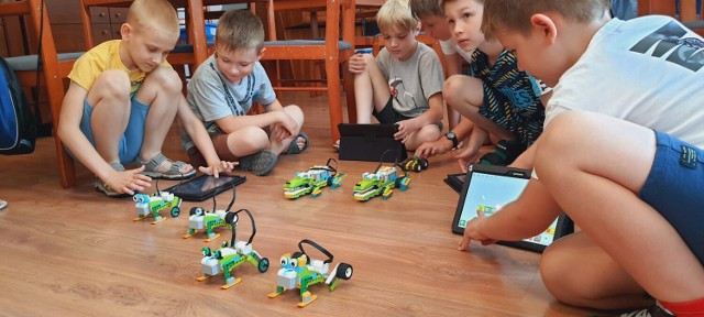 Projektowanie, programowanie i dużo lego, tak dzieci spędziły czas na zajęciach z lego robotyki, które odbyły w środę, 28 czerwca.