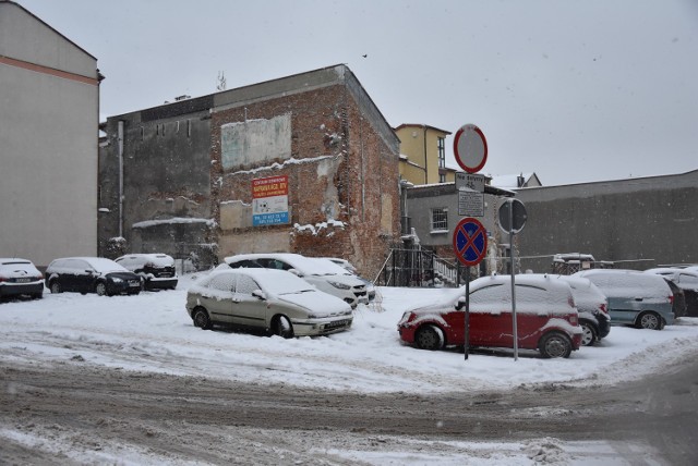 Gruzowisko przy ul. Berka Joselewicza w Chrzanowie straszy zimą nieco mniej. Kamienice jednak nadal szpecą ten rejon