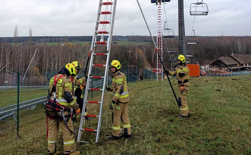 Ewakuacja z wyciągu na Górze Kamieńsk. Ćwiczenia strażaków z Łodzi, Radomska i powiatu radomszczańskiego