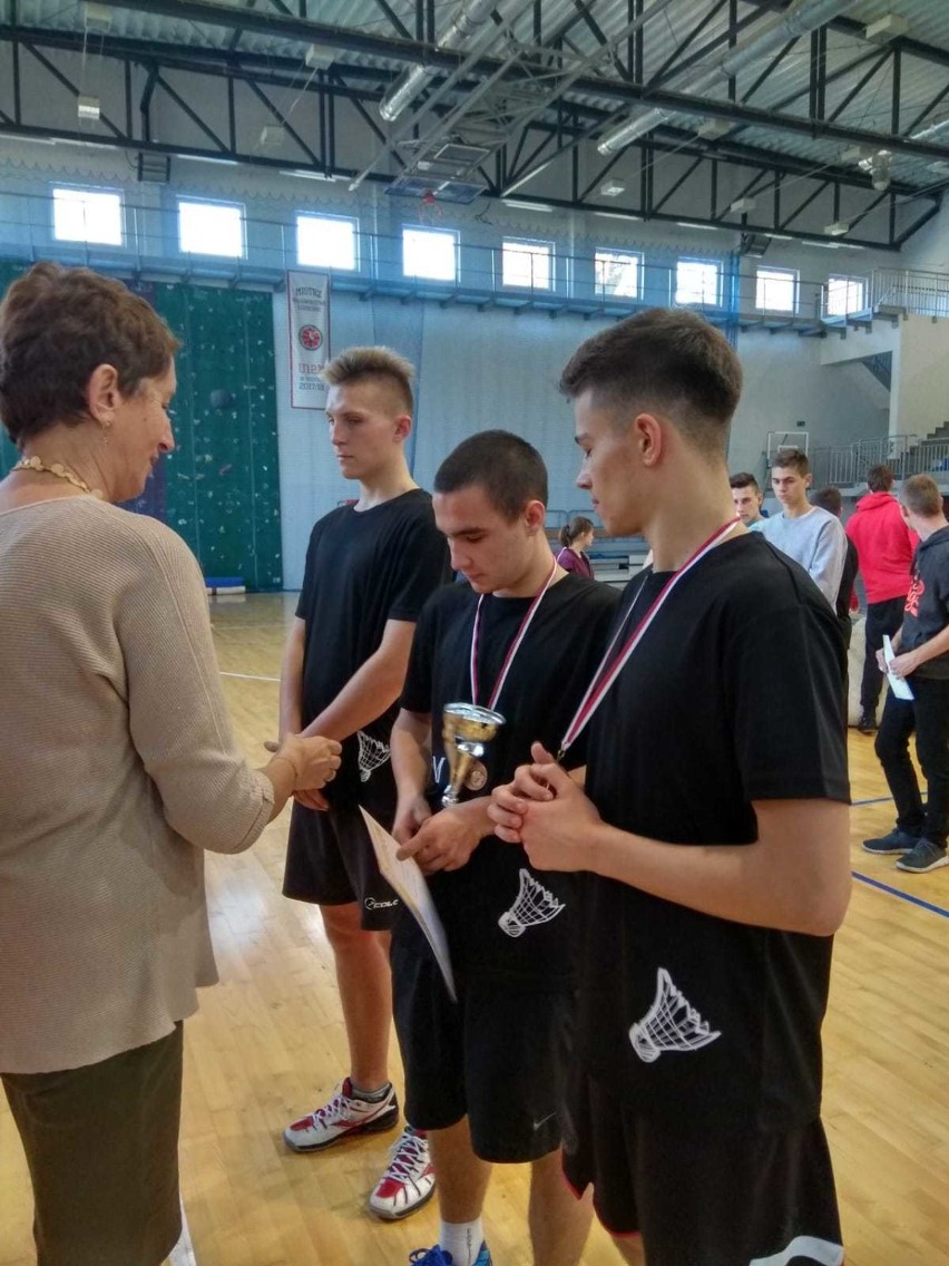 Mistrzostwa województwa łódzkiego w badmintonie. Brązowe medale dla drużyn z ZS nr 1 w Wieluniu[WYNIKI, FOTO]