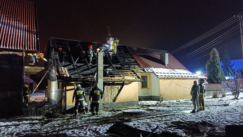 Mimo wysiłków strażaków, budynku nie udało się uratować