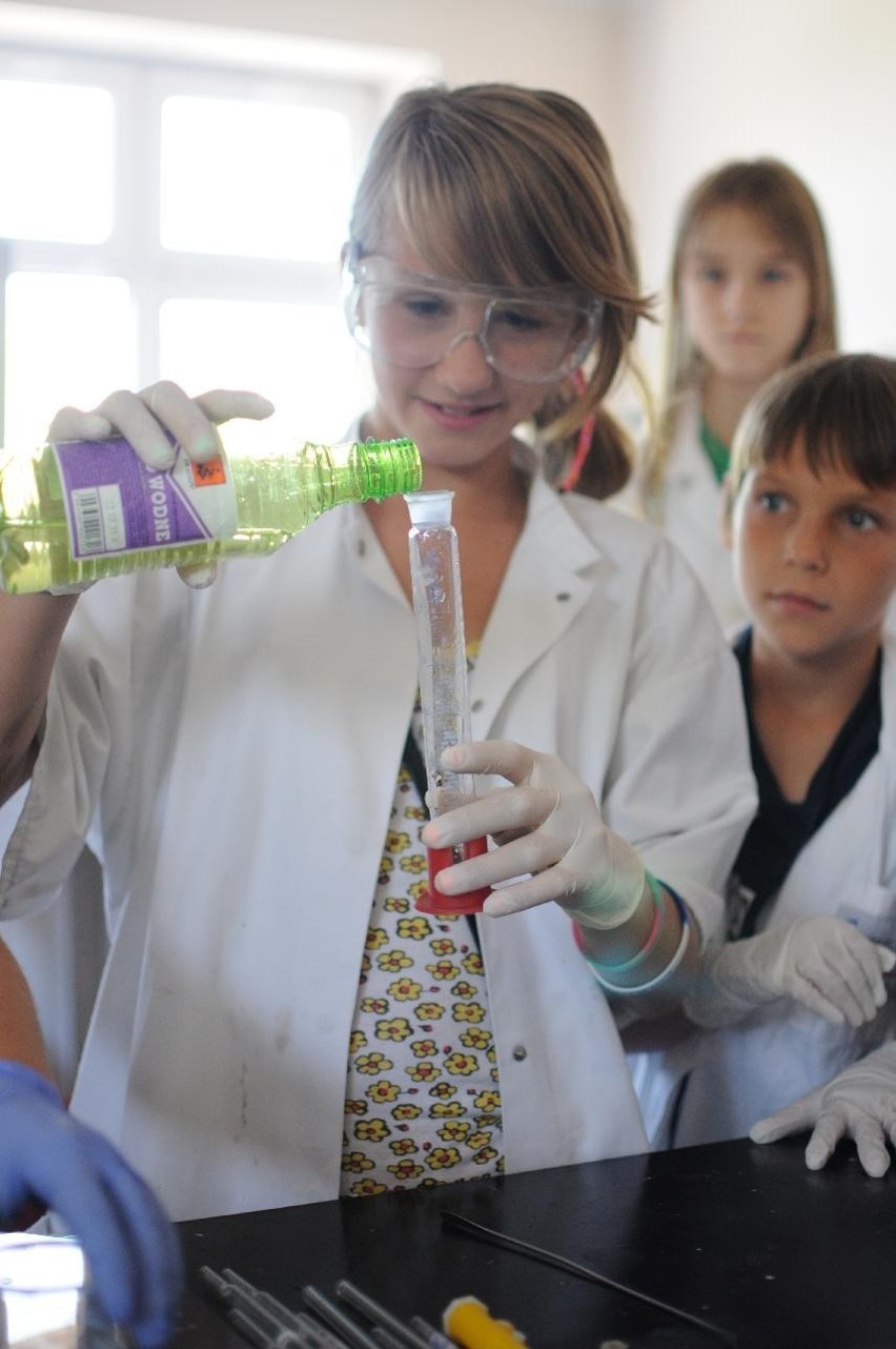 Śrem: dzieci i młodzież eksperymentowały w laboratorium chemicznym UAM (ZDJĘCIA)