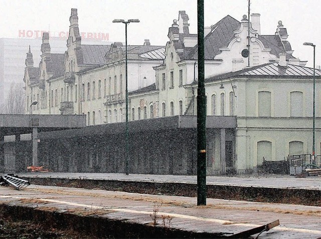 Z dworca Fabrycznego znikają tory, budynki jednak nadal stoją.