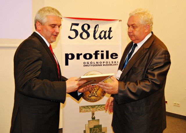 Burmistrz Zbąszynia otrzymuje certyfikat aktywności inwestycyjnej.