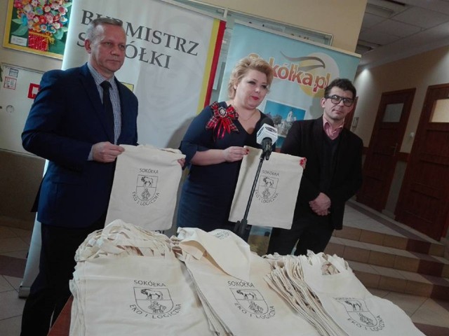 Burmistrz Sokółki Ewa Kulikowska ze swoimi 
zastępcami prezentowała ekotorby z herbem miasta