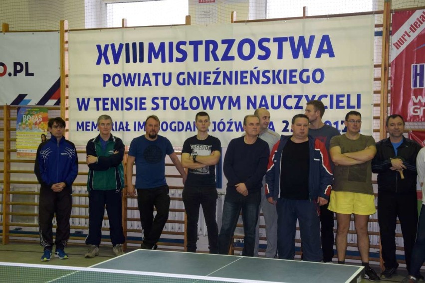 Nauczyciele z powiatu gnieźnieńskiego rywalizowali przy stołach tenisowych