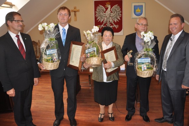 Somonino - nagrody Złote Iskry 2014. Od lewej: wójt Marian Kryszewski, Tomasz Plicht, Elżbieta Draws, Marian Kowalewski i przewodniczący rady gminy Andrzej Regliński