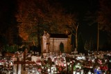 Zobacz zdjęcia sycowskiej nekropolii nocą w dniu Wszystkich Świętych