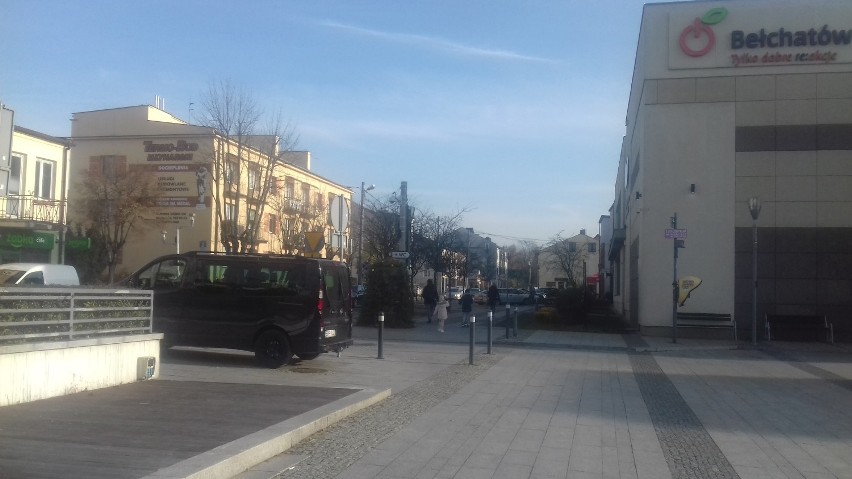 Bełchatów. Wyludnione centrum miasta w jesiennym słońcu. Zdjęcia