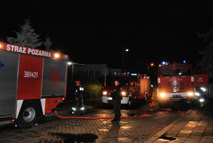 Skutki wczorajszej burzy: piorun uderzył w antenę. Zajął się dach